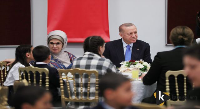 Erdoğan ve eşi Emine Erdoğan, Çocuklarla İftar Yaptı