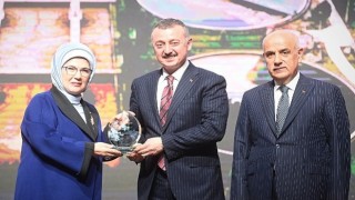 Emine Erdoğan’dan Başkan Büyükakın’a teşekkür plaketi