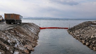 Van gölü’ne akan derelere atık tutucu yerleştirdi