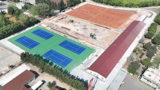 Tenis Merkezi’nde balon kortlar boyandı
